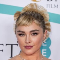 Untuk riasan wajah, Florence Pugh memilih nuansa pink dan cokelat. Foto: WireImage/Karwai Tang