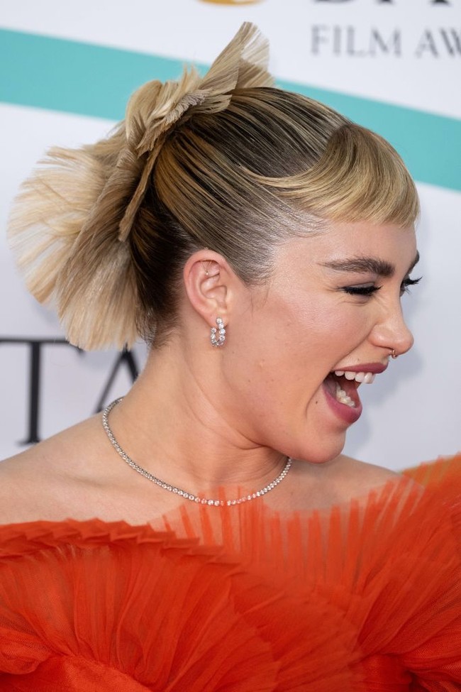 Bintang film ‘Wonder’ ini menyelipkan unsur edgy yang memang menjadi ciri khasnya. Dia tampil dengan tatanan sanggul unik yang menyelaraskan bentuk gaun yang dikenakannya. Foto: WireImage/Karwai Tang