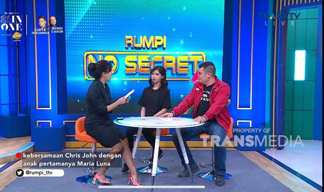 Kehidupan petinju asal Banjarnegara itu kini kembali menjadi sorotan karena anak pertamanya sudah berusia 17 tahun. Ialah Maria Luna Ferisa yang sosoknya mencuri atensi warganet, ketika Chris John merekam momen kebersamaan dengan anaknya di TikTok. Setelah pensiun, Chris rutin mengunggah konten di TikTok. Foto: YouTube: TRANSTV OFFICIAL