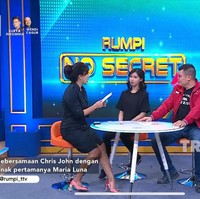 Kehidupan petinju asal Banjarnegara itu kini kembali menjadi sorotan karena anak pertamanya sudah berusia 17 tahun. Ialah Maria Luna Ferisa yang sosoknya mencuri atensi warganet, ketika Chris John merekam momen kebersamaan dengan anaknya di TikTok. Setelah pensiun, Chris rutin mengunggah konten di TikTok. Foto: YouTube: TRANSTV OFFICIAL