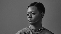 Hiasan bunga pada kepala dan bulu matanya dinilai netizen tampak seperti sosok yang feminin. Terlebih dirinya juga mengenakan pakain transparan. Foto: Instagram/ybrap
