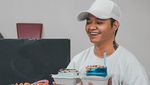 Aksi Kocak Reza Arap Minum Es Teh Plastikan Hingga Makan di Warteg