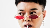 Dirinya juga hobi minum es kopi untuk mengisi waktu senggang. Disela-sela photoshoot, Reza Arap menyeruput es kopi untuk mengisi ulang energinya. Foto: Instagram/ybrap
