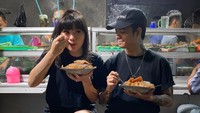 Saat masih bersama Wendy Walters, ia paling senang menikmati makanan sederhana. Keduanya tak sungkan untuk makan langsung di sebuah warteg. Foto: Instagram/ybrap