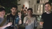 Bersama rekan-rekannya, keberhasilan mengkreasikan musik selalu dirayakan meriah. Segelas champagne seolah membayar hasil kerja keras mereka. Foto: Instagram/ybrap