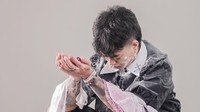 Sebuah photoshoot unik juga pernah dilakukannya. Konsepnya menghancurkan kue yang cantik dengan dekorasi krim berwarna merah muda. Foto: Instagram/ybrap