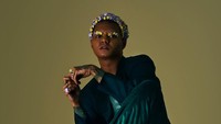 Reza Arap membagikan foto terbarunya usai melakukan photoshoot. Gaya rambut klimis dan pakaiannya menjadi sorotan netizen. Foto: Instagram/ybrap