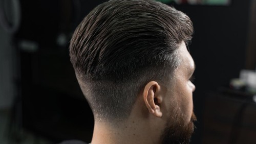 Contoh gaya rambut low fade.