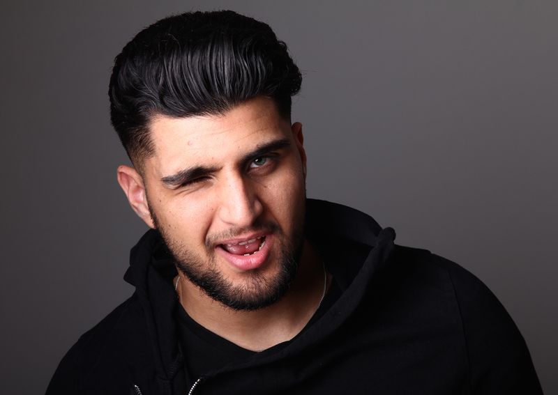 Contoh gaya rambut low fade.