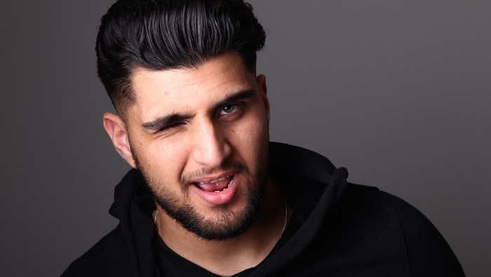 Contoh gaya rambut low fade.