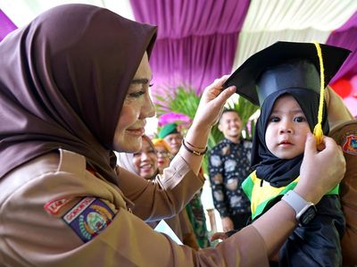 Gemasnya Balita di Gorontalo Pakai Toga Saat Wisuda Imunisasi