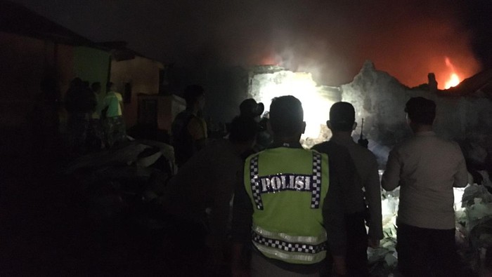 Gudang plastik di Kabupaten Maros, Sulsel kembali terbakar malam ini setelah sempat padam siang tadi.
