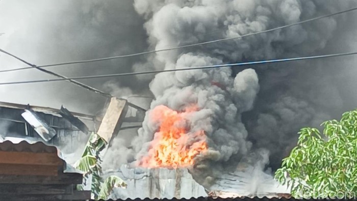 Gudang Plastik di Maros Sulsel, kembali terbakar pagi ini.