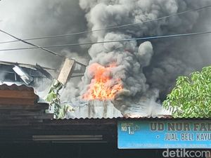 Sudah 19 Jam, Kebakaran Gudang Plastik di Maros Malah Kembali Membesar