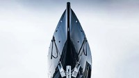 Kapal pesiar milik Bezos memiliki tiga tiang layar raksasa yang tidak bisa melewati kolong jembatan. Hal ini sempat mendapat kecaman dari warga Rotterdam karena mengancam jembatan Koningshaven dibongkar agar kapal bisa lewat.