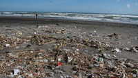 Sampah-sampah tersebut disebabkan karena kebiasaan masyarakat membuang sampah di sungai.