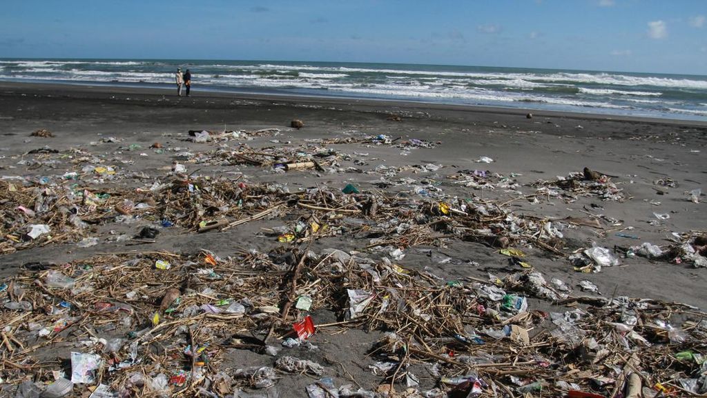 Hii Jorok.. Banyak Sampah Numpuk di Tepi Pantai Gumuk Pasir Yogyakarta