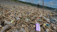Kemudian, sampah-sampah ini terbawa arus banjir yang bermuara di pantai dan membuat kawasan pantai selatan Yogyakarta dipenuhi oleh sampah.