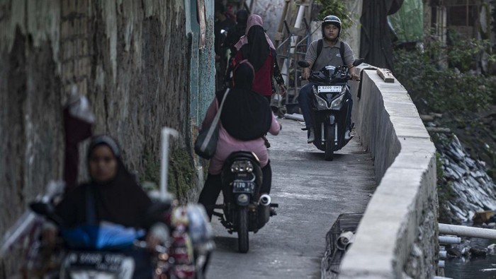 Hindari Macet di Jakarta, Pengendara Lintasi Jalur Gang-gang Kecil Pengendara bermotor melintasi jalur alternatif di kawasan Pancoran, Jakarta, Senin (20/2/2023). Jalur alternatif seperti gang, jalan kecil maupun jalan tembusan menjadi pilihan bagi pengendara bermotor untuk menghindari kemacetan di jalan-jalan protokol Ibu Kota. ANTARA FOTO/Aprillio Akbar/rwa.