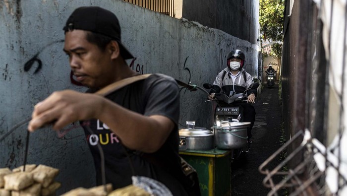 Hindari Macet di Jakarta, Pengendara Lintasi Jalur Gang-gang Kecil Pengendara bermotor melintasi jalur alternatif di kawasan Pancoran, Jakarta, Senin (20/2/2023). Jalur alternatif seperti gang, jalan kecil maupun jalan tembusan menjadi pilihan bagi pengendara bermotor untuk menghindari kemacetan di jalan-jalan protokol Ibu Kota. ANTARA FOTO/Aprillio Akbar/rwa.
