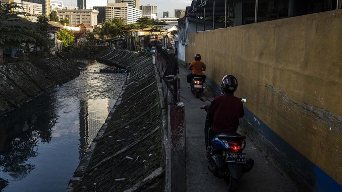 Hindari Macet di Jakarta, Pengendara Lintasi Jalur Gang-gang Kecil Pengendara bermotor melintasi jalur alternatif di kawasan Pancoran, Jakarta, Senin (20/2/2023). Jalur alternatif seperti gang, jalan kecil maupun jalan tembusan menjadi pilihan bagi pengendara bermotor untuk menghindari kemacetan di jalan-jalan protokol Ibu Kota. ANTARA FOTO/Aprillio Akbar/rwa.