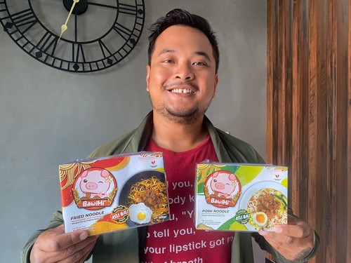 I Dewa Gede Oka Purnama Cahyadi (32) ketika tengah menunjukkan produk bakmi instan babi dengan mengkombinasikan 18 rempah-rempah menjadi base genep, BawiMi. (IST)