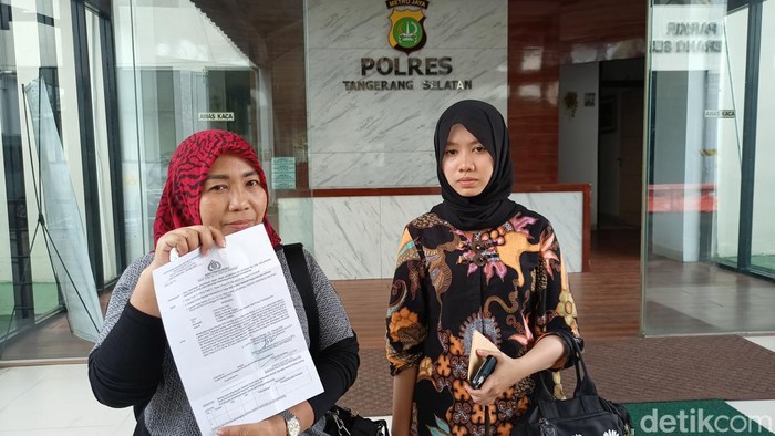 Ibu pelajar SMK berinisial A (18) yang menjadi korban tabrak lari di Ciputat, Tangsel, diperiksa polisi. Dia diperiksa terkait kejadian tabrak lari tersebut. (Adrial Akbar/detikcom)