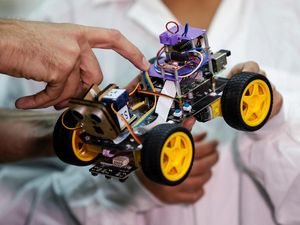 Ilmuwan Israel Bikin Robot Pengendus Penyakit dengan Antena Belalang
