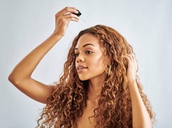 6 Perawatan Rambut Rontok di Rumah yang Alami dan Efektif