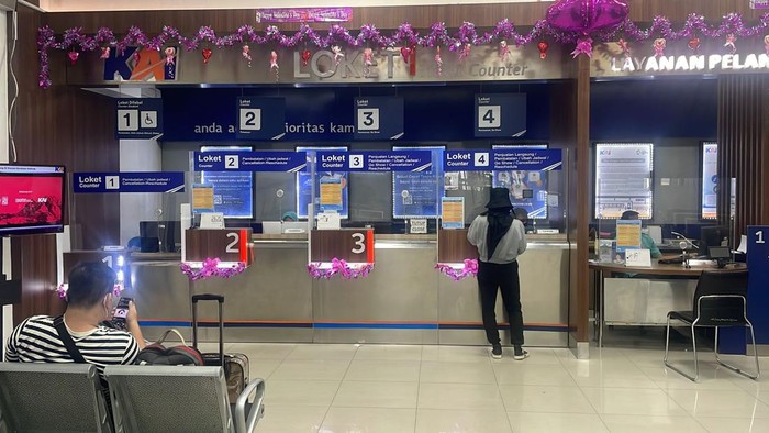 Ilustrasi pembelian tiket kereta api