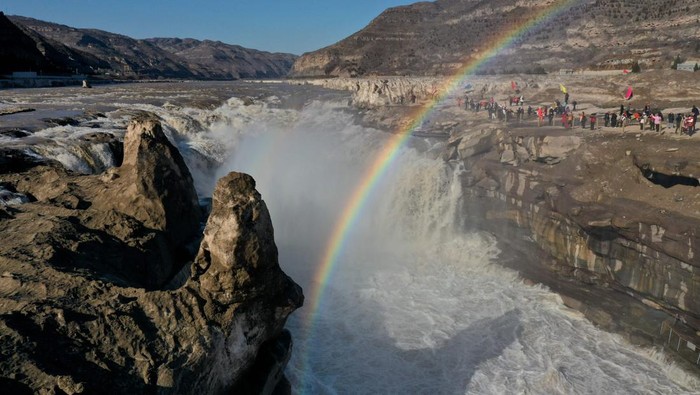 Indahnya Semburat Pelangi Terbit di Atas Air Terjun di China LINFEN, CHINA - FEBRUARY 19: A rainbow arches over the Hukou Waterfall in winter on February 19, 2023 in Linfen, Shanxi Province of China. (Photo by Lyu Guiming/VCG via Getty Images)