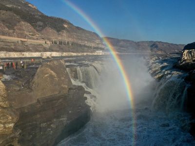 Indahnya Semburat Pelangi Terbit di Atas Air Terjun di China