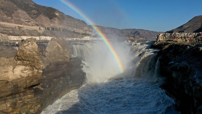 LINFEN, CHINA - FEBRUARY 19: A rainbow arches over the Hukou Waterfall in winter on February 19, 2023 in Linfen, Shanxi Province of China. (Photo by Lyu Guiming/VCG via Getty Images)