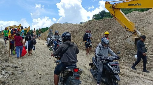 Jalan alternatif di Takari Kupang, NTT, hanya bisa dilalui sepeda motor.