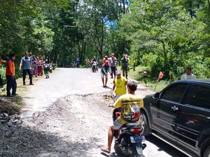Jalan amblas di Desa Pucung Kecamatan Kismantoro Wonogiri, Senin (20/2/2023).