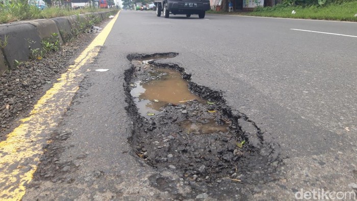 Jalan rusak di ruas jalan Solo-Semarang Boyolali. Foto diunggah Senin (20/2/2023).