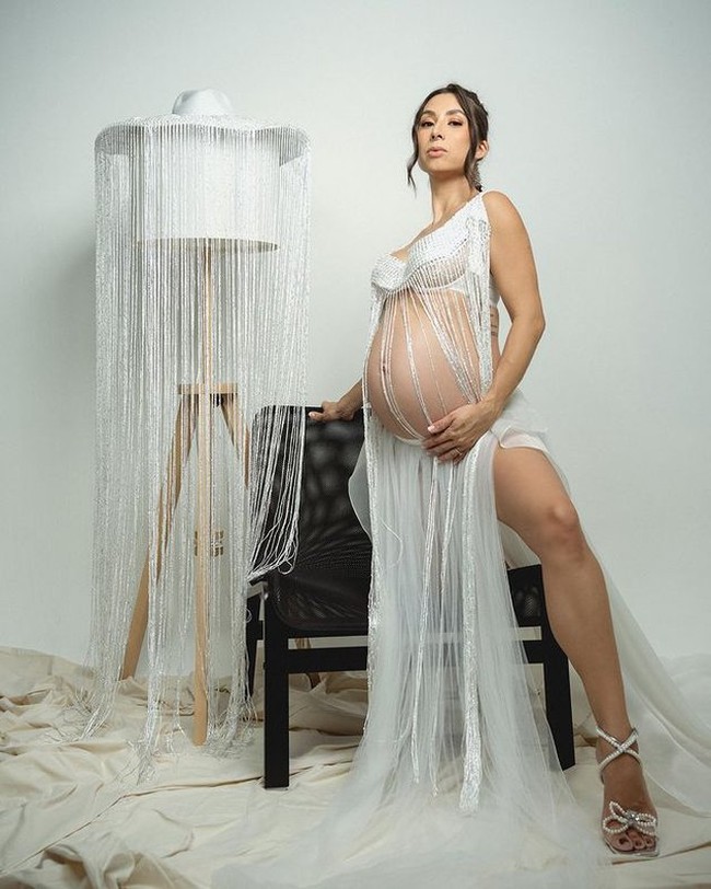 Maternity shoot Jennifer Bachdim digarap oleh fotografer Christoforus Nainggolan. Pemotretan dibuat berkonsep editorial nan estetik. Foto: Instagram/@christoforusnainggolan @jenniferbachdim