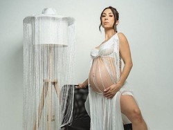 7 Foto Kehamilan Jennifer Bachdim, Aura Seksi-Glamor dengan Baju Rumbai