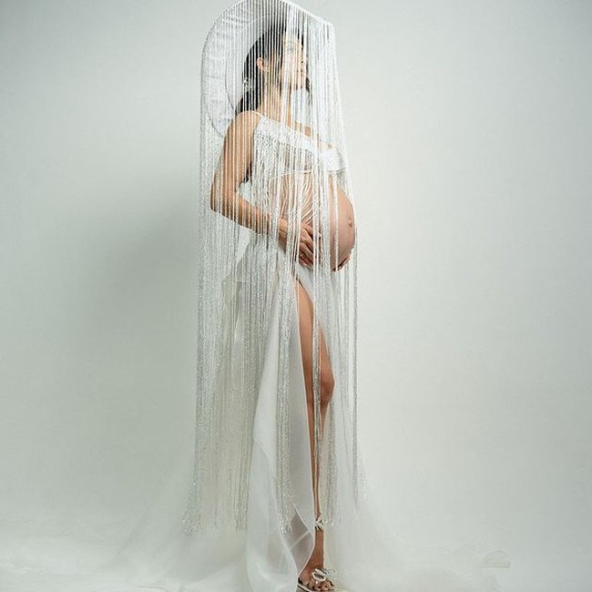 Aura glamor juga terpancar dari aksen glitter dan metalik pada busana maupun high heels berhias kristal yang dikenakannya. Foto: Instagram/@christoforusnainggolan @jenniferbachdim