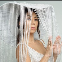 Topi besar dengan aksen rumbai membuat penampilan Jennifer Bachdim dalam foto terlihat edgy dan dramatis. Foto: Instagram/@christoforusnainggolan @jenniferbachdim