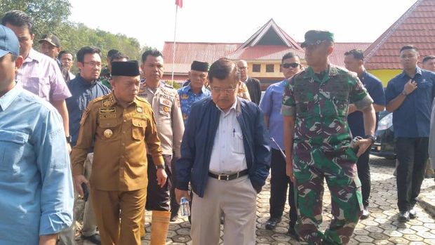 Jusuf Kalla dan Gubernur Jambi, Al Haris di posko pemantauan evakuasi rombongan Kapolda Jambi. (Foto: Istimewa)