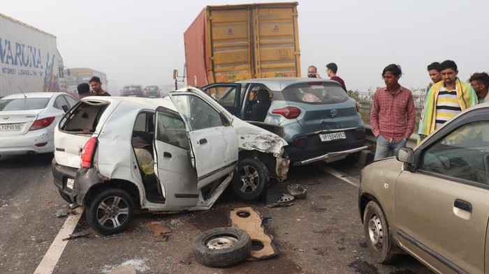 Kabut Tebal Picu Tabrakan Beruntun Di Tol India Kabut tebal membuat ratusan mobil terlibat tabrakan beruntun di salah satu jalan tol di Delhi, India. Sejumlah orang dilaporkan terluka.
