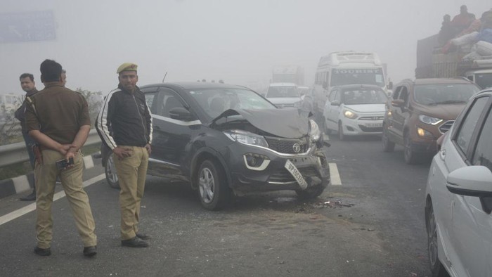 Kabut Tebal Picu Tabrakan Beruntun Di Tol India Kabut tebal membuat ratusan mobil terlibat tabrakan beruntun di salah satu jalan tol di Delhi, India. Sejumlah orang dilaporkan terluka.