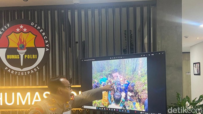 Kadiv Humas Polri Irjen Dedi Prasetyo di Mabes Polri, Senin (20/2/2023).