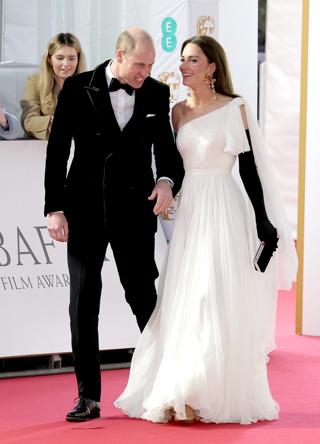 Putri Kate sukses menebar pesonanya dalam balutan gaun putih Alexander McQueen di BAFTA Awards 2023. Gaun tersebut merupakan koleksi lama milik Kate yang dipermak sehingga tampak seperti baru. Kate menyempurnakan gayanya dengan opera gloves hitam dan clutch senada yang memberi sentuhan dramatis. (Foto: Chris Jackson/Getty Images)