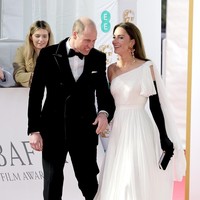 Putri Kate sukses menebar pesonanya dalam balutan gaun putih Alexander McQueen di BAFTA Awards 2023. Gaun tersebut merupakan koleksi lama milik Kate yang dipermak sehingga tampak seperti baru. Kate menyempurnakan gayanya dengan opera gloves hitam dan clutch senada yang memberi sentuhan dramatis. (Foto: Chris Jackson/Getty Images)
