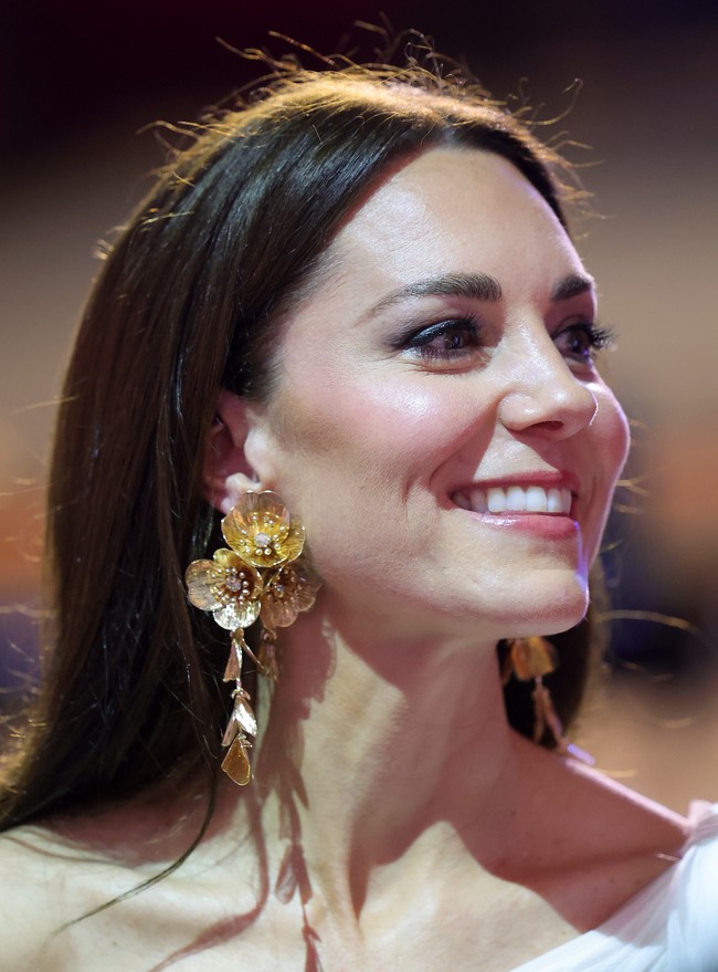 Rambut panjang Kate dibiarkan tergerai bebas sehingga menonjolkan kecantikan alaminya. Anting dekoratif berbentuk kelopak bunga bikin gaya rambutnya jauh dari kesan monoton. (Foto: Chris Jackson/Getty Images)