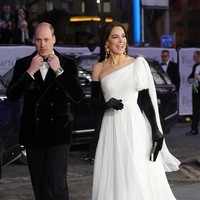 Putri Wales, Kate Middleton, menghadiri BAFTA Film Awards 2023 yang bertaburan bintang Hollywood di London, Inggris, Minggu (19/2/2023). Sekali lagi, ia memberikan penampilan terbaiknya, tapi kali ini disertai gaun lama yang dimodifikasi dan anting murah. (Foto: Chris Jackson/Getty Images)