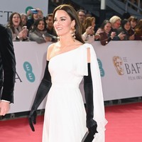 Pilihan ibu tiga anak ini jatuh pada ulang gaun putih Alexander McQueen yang juga pernah menjadi andalannya di BAFTA 2019. Namun, gaun bersiluet empire rancangan Sarah Burton (desainer yang juga merancang gaun pengantin Kate) tersebut mendapat sedikit penyegaran. (Foto: John Phillips/BAFTA/Getty Images for BAFTA)