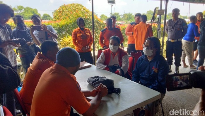 Keluarga korban tenggelam di Kali Jagir datangi posko pencarian